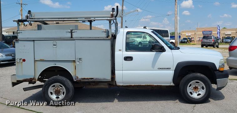 image for item GT9196 2002 Chevrolet Silverado 2500HD  utility bed pickup truck