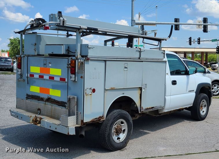 image for item GT9196 2002 Chevrolet Silverado 2500HD  utility bed pickup truck