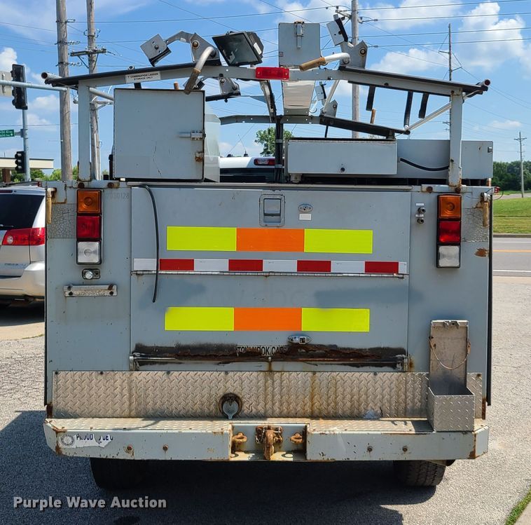 image for item GT9196 2002 Chevrolet Silverado 2500HD  utility bed pickup truck