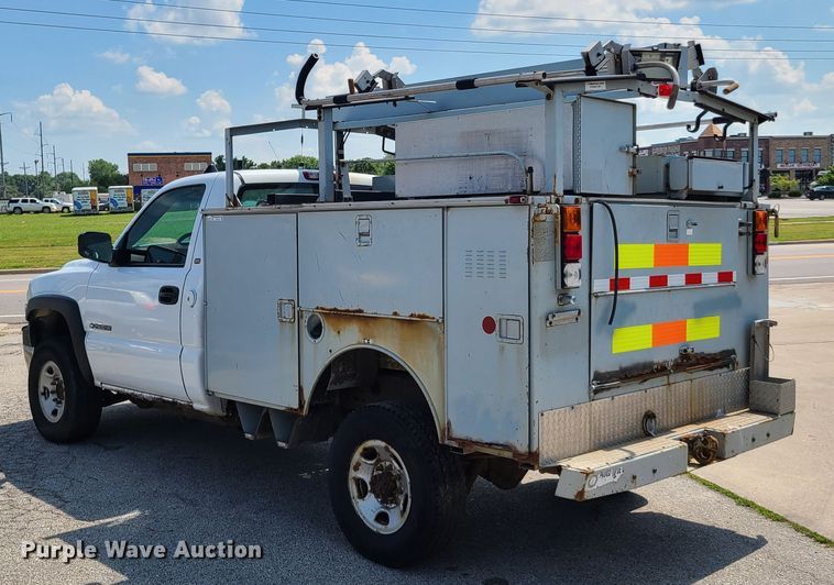 image for item GT9196 2002 Chevrolet Silverado 2500HD  utility bed pickup truck