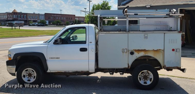 image for item GT9196 2002 Chevrolet Silverado 2500HD  utility bed pickup truck