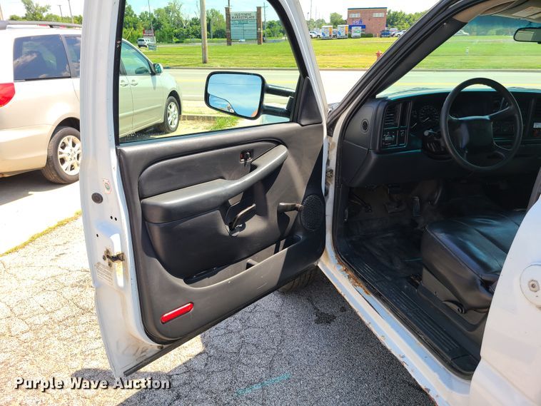 image for item GT9196 2002 Chevrolet Silverado 2500HD  utility bed pickup truck