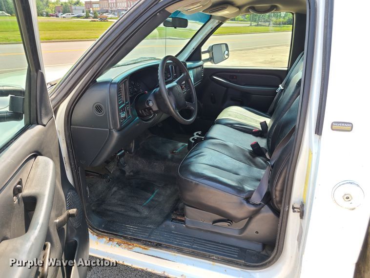 image for item GT9196 2002 Chevrolet Silverado 2500HD  utility bed pickup truck