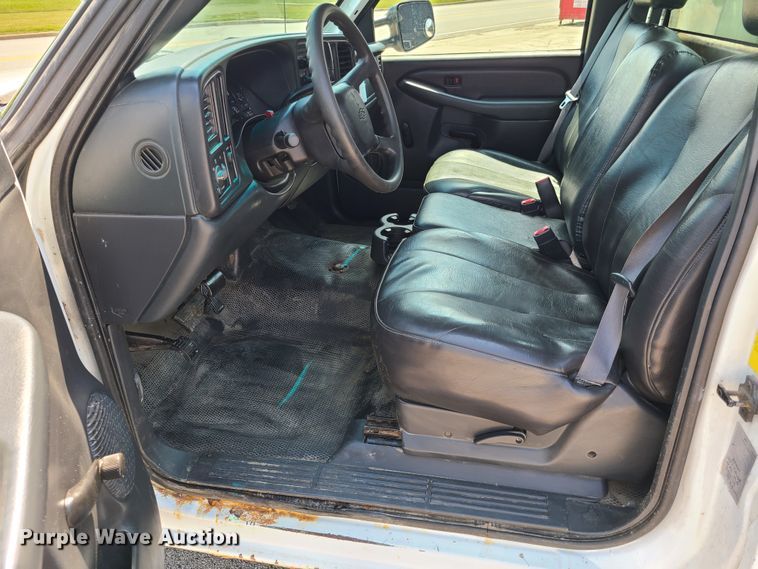 image for item GT9196 2002 Chevrolet Silverado 2500HD  utility bed pickup truck