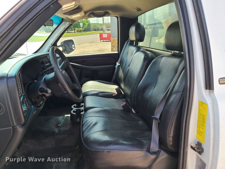 image for item GT9196 2002 Chevrolet Silverado 2500HD  utility bed pickup truck