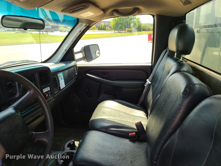 image for item GT9196 2002 Chevrolet Silverado 2500HD  utility bed pickup truck