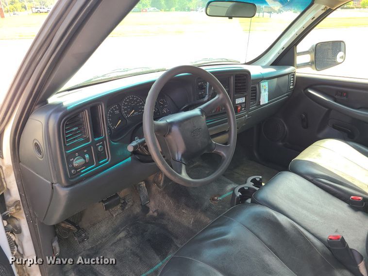 image for item GT9196 2002 Chevrolet Silverado 2500HD  utility bed pickup truck