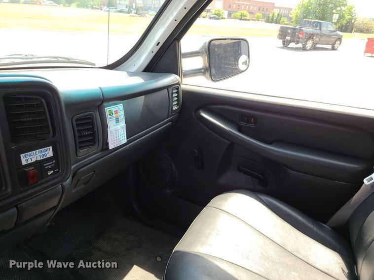 image for item GT9196 2002 Chevrolet Silverado 2500HD  utility bed pickup truck