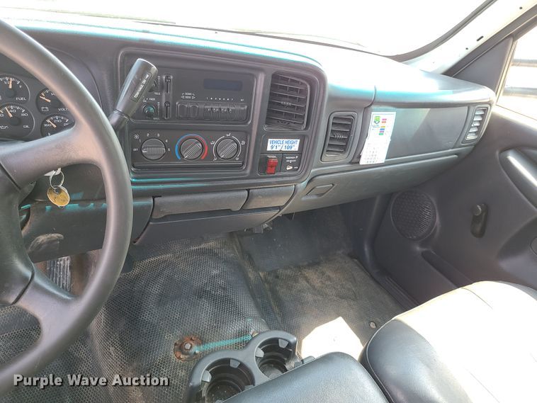 image for item GT9196 2002 Chevrolet Silverado 2500HD  utility bed pickup truck