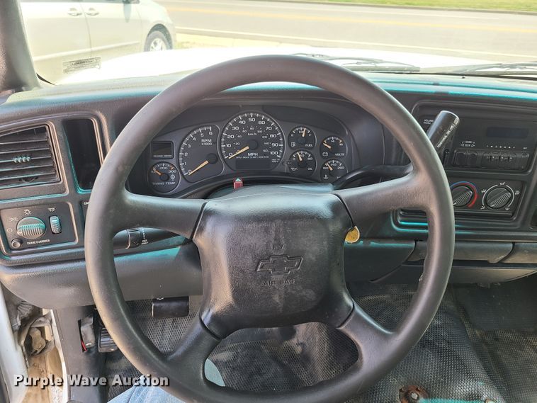 image for item GT9196 2002 Chevrolet Silverado 2500HD  utility bed pickup truck