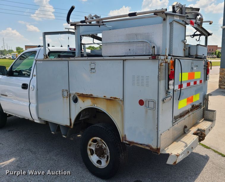 image for item GT9196 2002 Chevrolet Silverado 2500HD  utility bed pickup truck