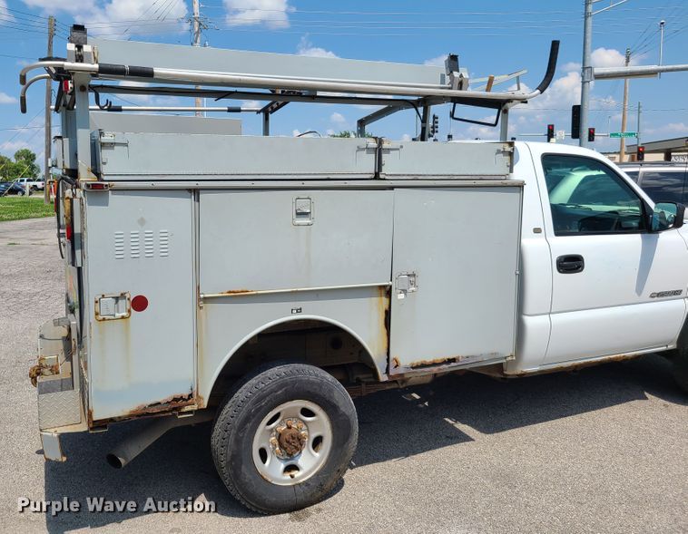 image for item GT9196 2002 Chevrolet Silverado 2500HD  utility bed pickup truck