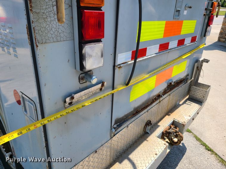 image for item GT9196 2002 Chevrolet Silverado 2500HD  utility bed pickup truck