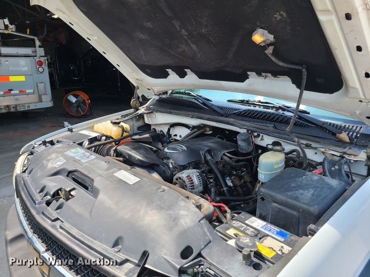 image for item GT9196 2002 Chevrolet Silverado 2500HD  utility bed pickup truck