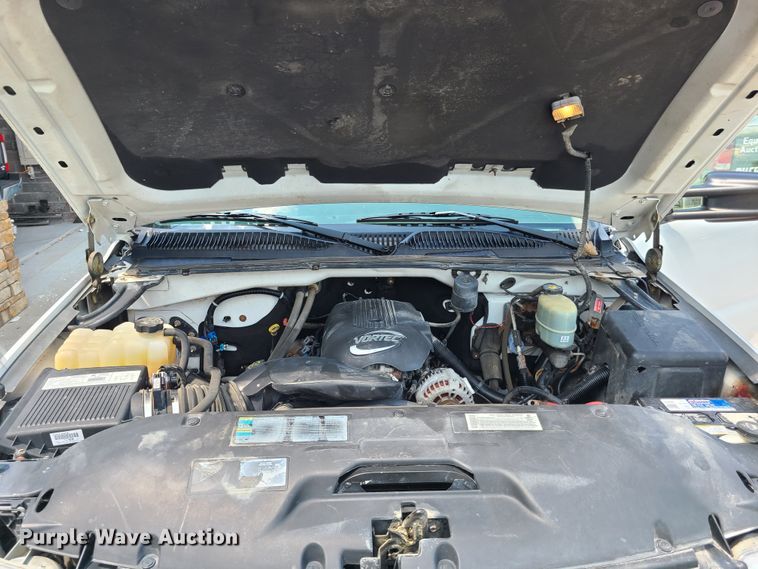 image for item GT9196 2002 Chevrolet Silverado 2500HD  utility bed pickup truck