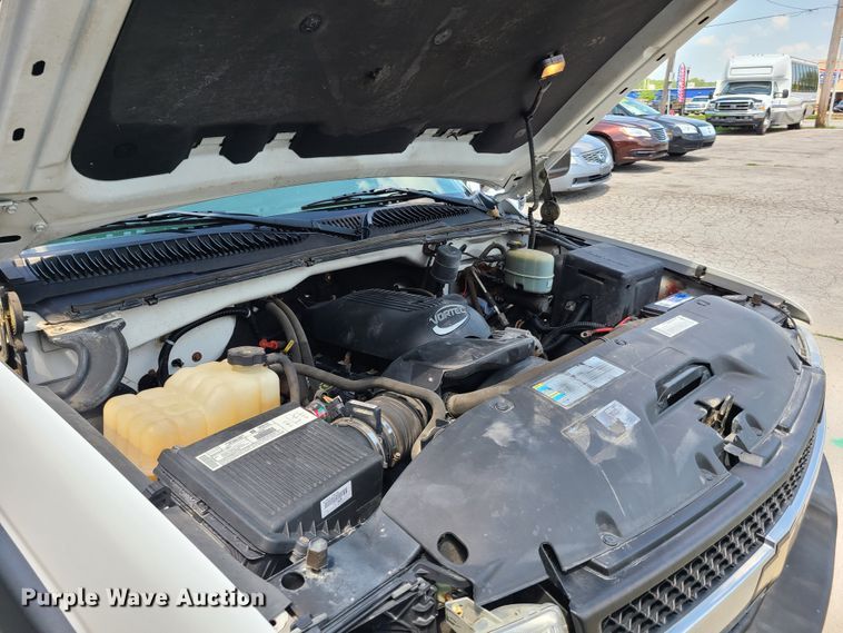 image for item GT9196 2002 Chevrolet Silverado 2500HD  utility bed pickup truck