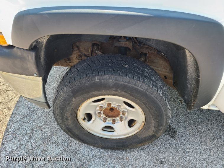 image for item GT9196 2002 Chevrolet Silverado 2500HD  utility bed pickup truck