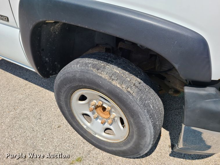 image for item GT9196 2002 Chevrolet Silverado 2500HD  utility bed pickup truck