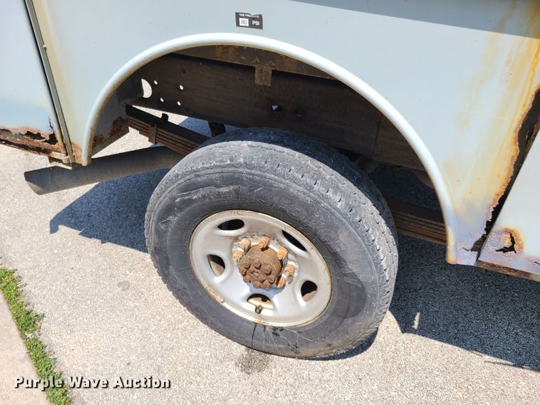 image for item GT9196 2002 Chevrolet Silverado 2500HD  utility bed pickup truck