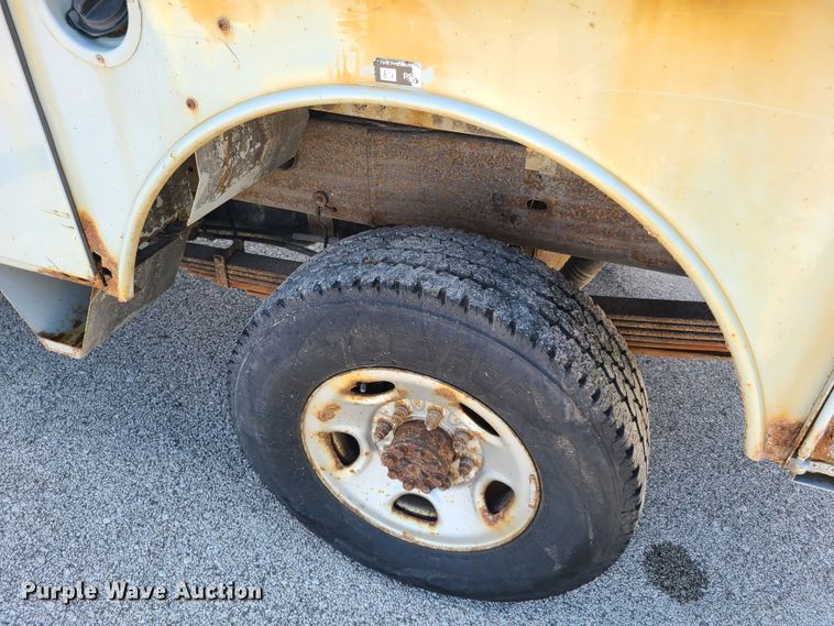 image for item GT9196 2002 Chevrolet Silverado 2500HD  utility bed pickup truck