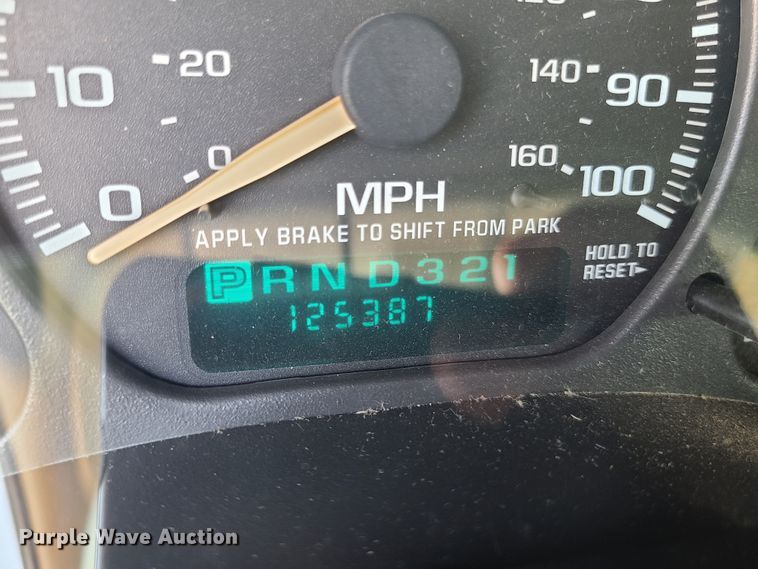 image for item GT9196 2002 Chevrolet Silverado 2500HD  utility bed pickup truck