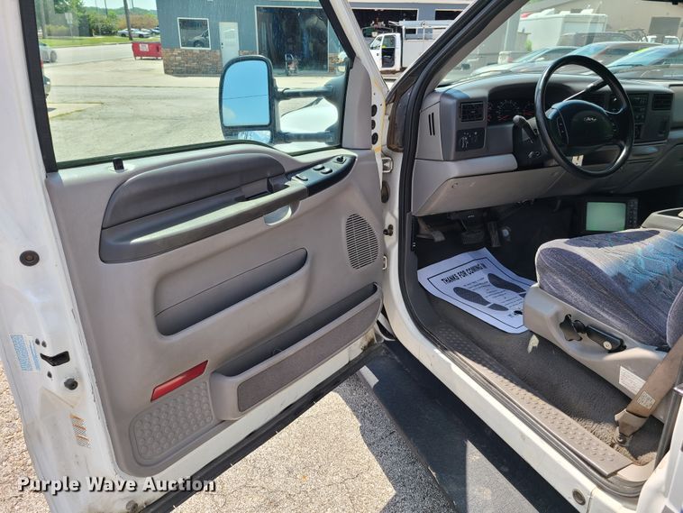 image for item GT9197 1999 Ford F550  shuttle bus