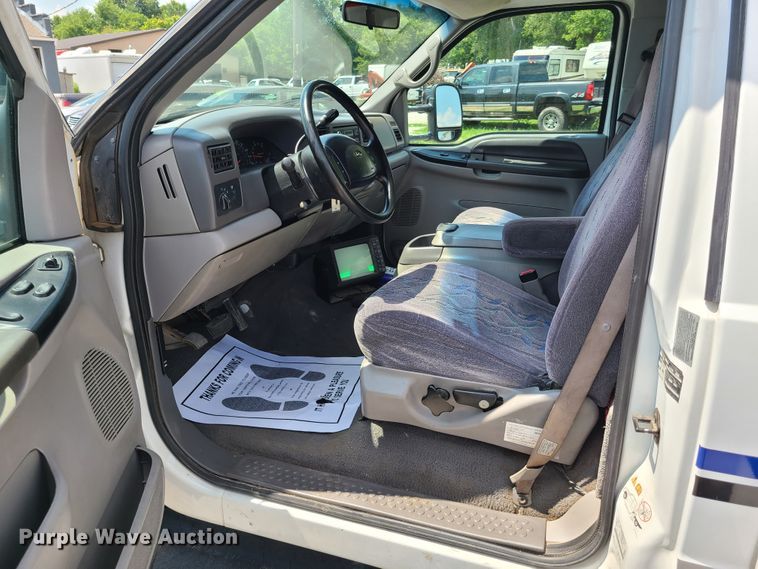 image for item GT9197 1999 Ford F550  shuttle bus