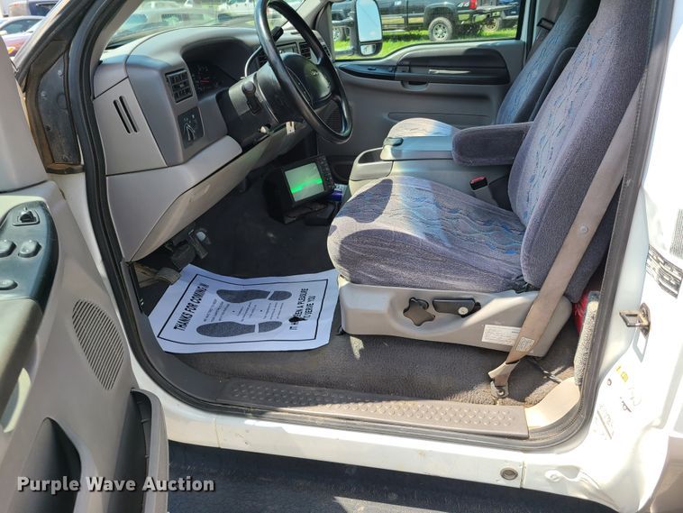 image for item GT9197 1999 Ford F550  shuttle bus