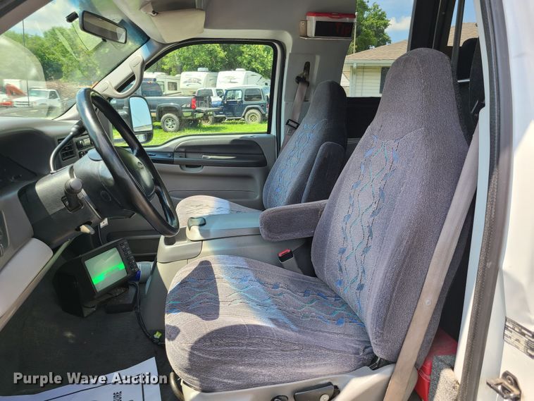 image for item GT9197 1999 Ford F550  shuttle bus