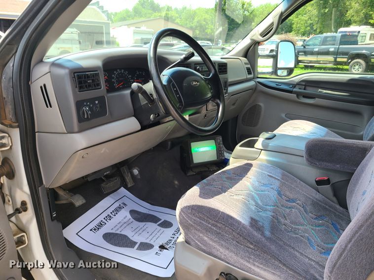 image for item GT9197 1999 Ford F550  shuttle bus