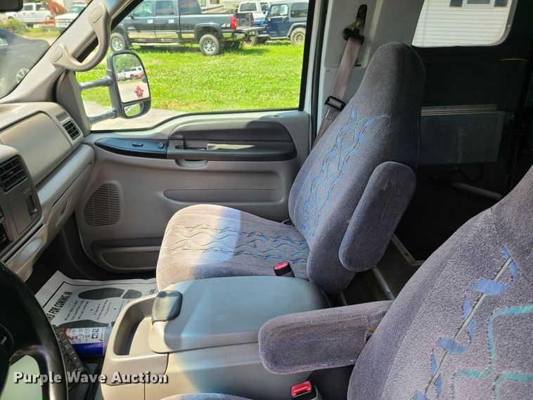 image for item GT9197 1999 Ford F550  shuttle bus