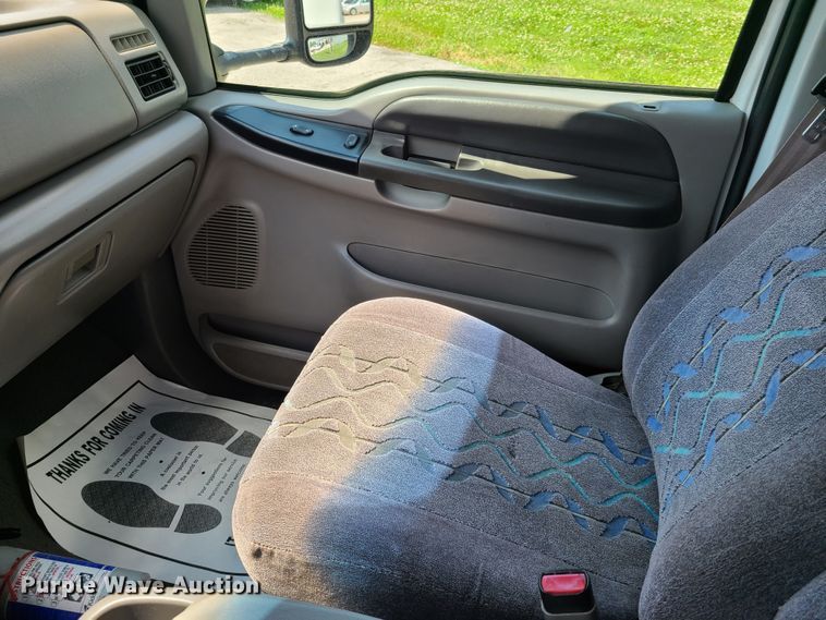 image for item GT9197 1999 Ford F550  shuttle bus