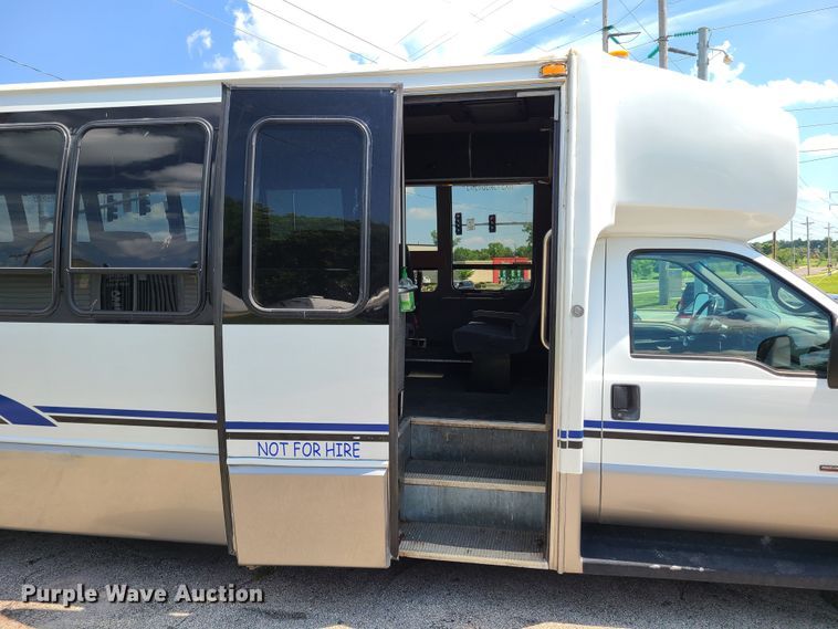 image for item GT9197 1999 Ford F550  shuttle bus