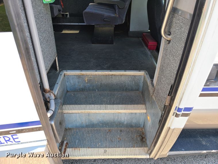 image for item GT9197 1999 Ford F550  shuttle bus