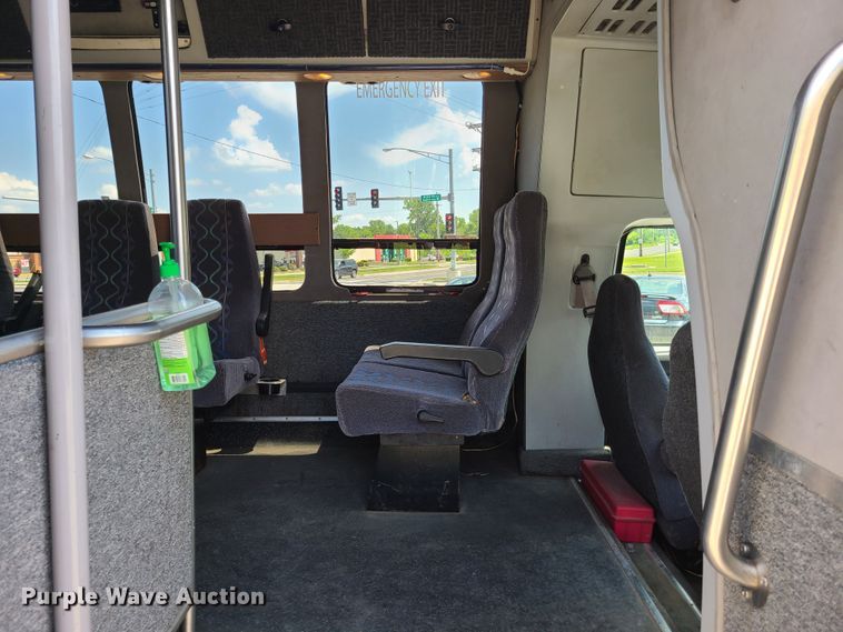 image for item GT9197 1999 Ford F550  shuttle bus