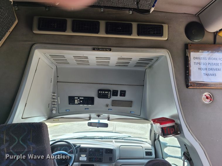 image for item GT9197 1999 Ford F550  shuttle bus