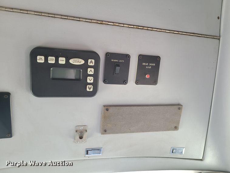 image for item GT9197 1999 Ford F550  shuttle bus