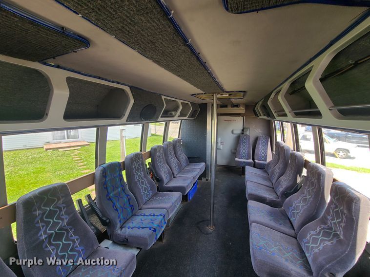 image for item GT9197 1999 Ford F550  shuttle bus