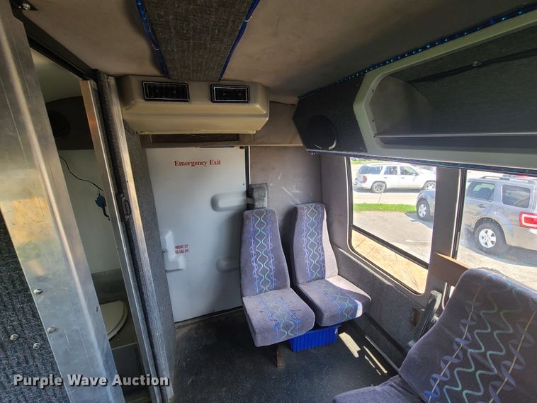 image for item GT9197 1999 Ford F550  shuttle bus