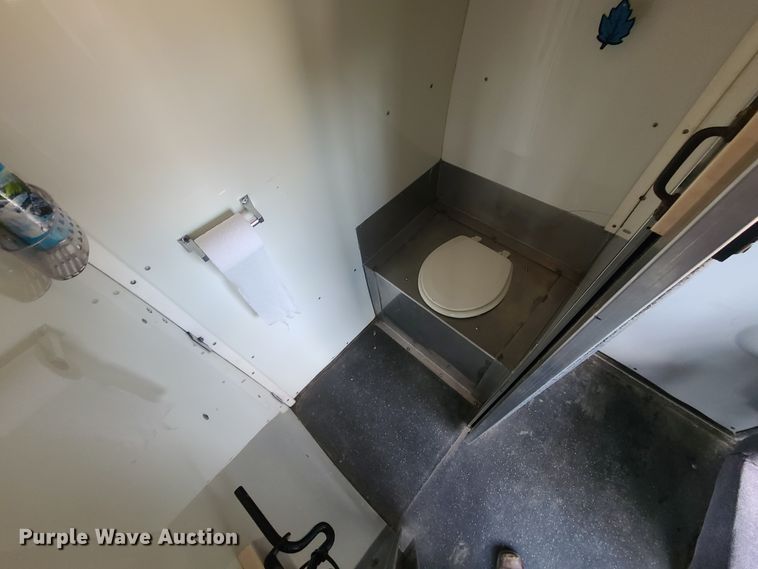 image for item GT9197 1999 Ford F550  shuttle bus