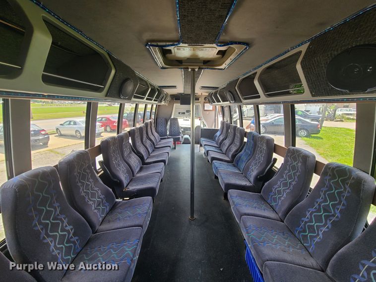 image for item GT9197 1999 Ford F550  shuttle bus