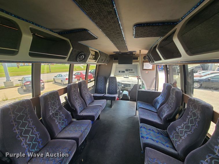 image for item GT9197 1999 Ford F550  shuttle bus