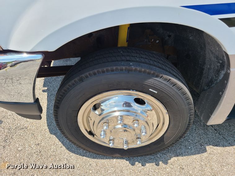 image for item GT9197 1999 Ford F550  shuttle bus