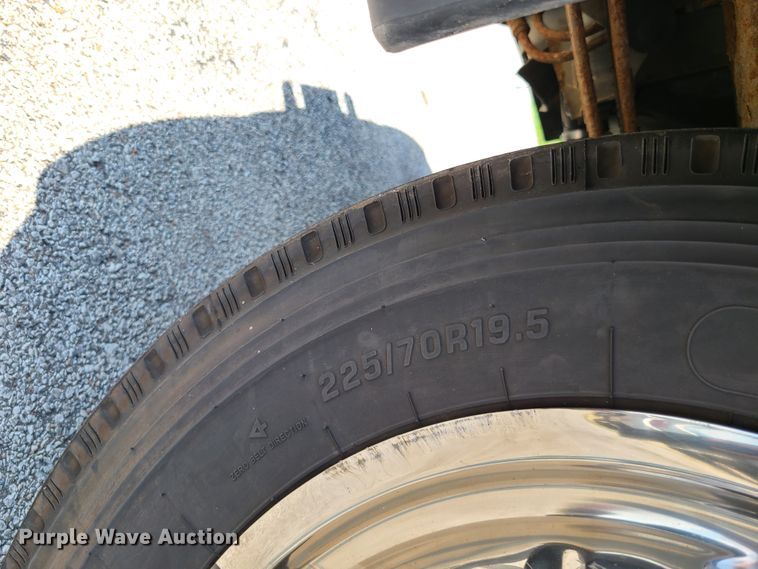 image for item GT9197 1999 Ford F550  shuttle bus