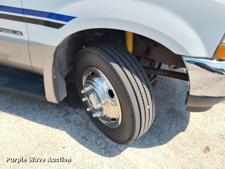 image for item GT9197 1999 Ford F550  shuttle bus