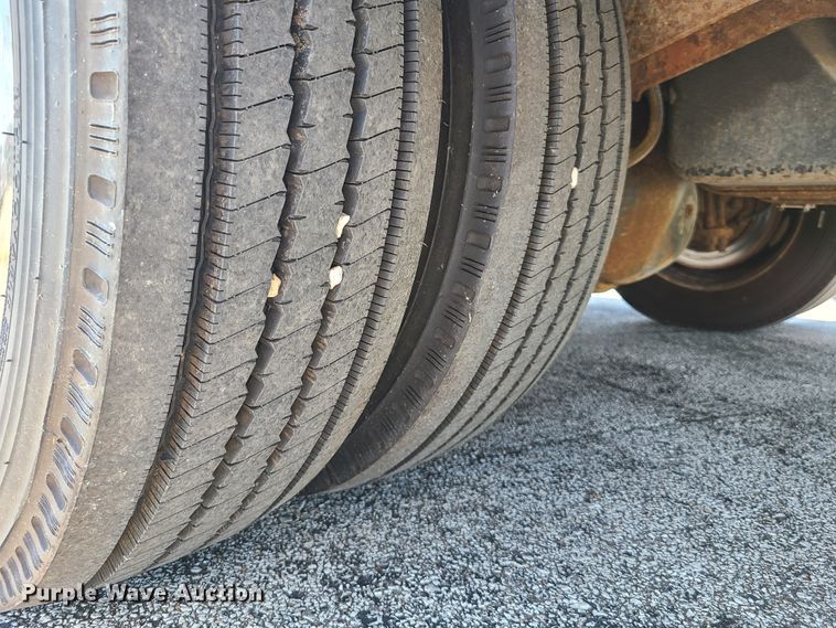 image for item GT9197 1999 Ford F550  shuttle bus