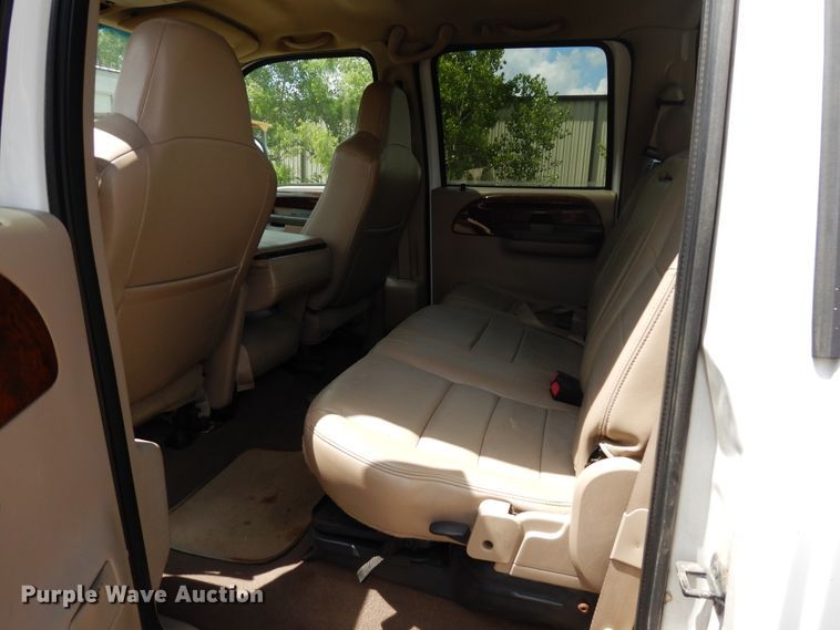 image for item GT9322 2004 Ford F350 Super Duty  Crew Cab pickup truck