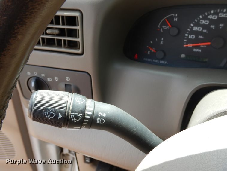 image for item GT9322 2004 Ford F350 Super Duty  Crew Cab pickup truck