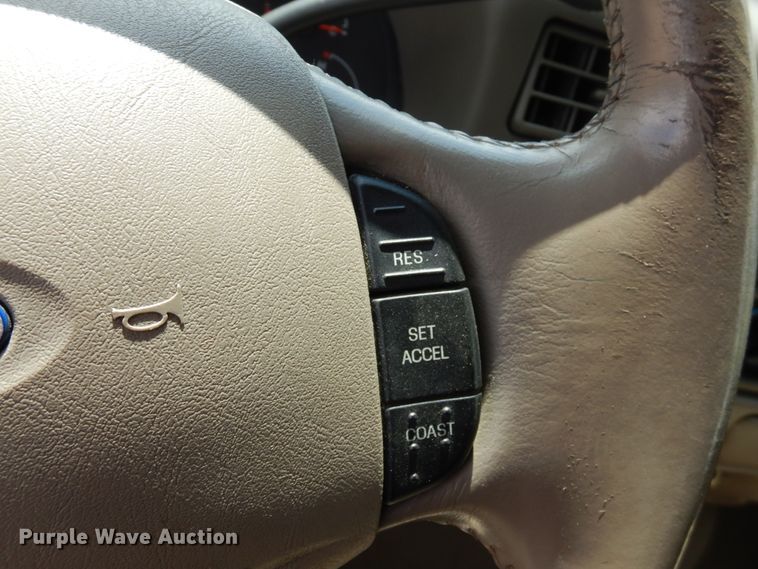 image for item GT9322 2004 Ford F350 Super Duty  Crew Cab pickup truck