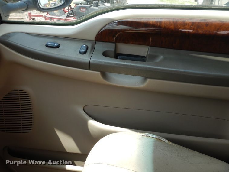 image for item GT9322 2004 Ford F350 Super Duty  Crew Cab pickup truck